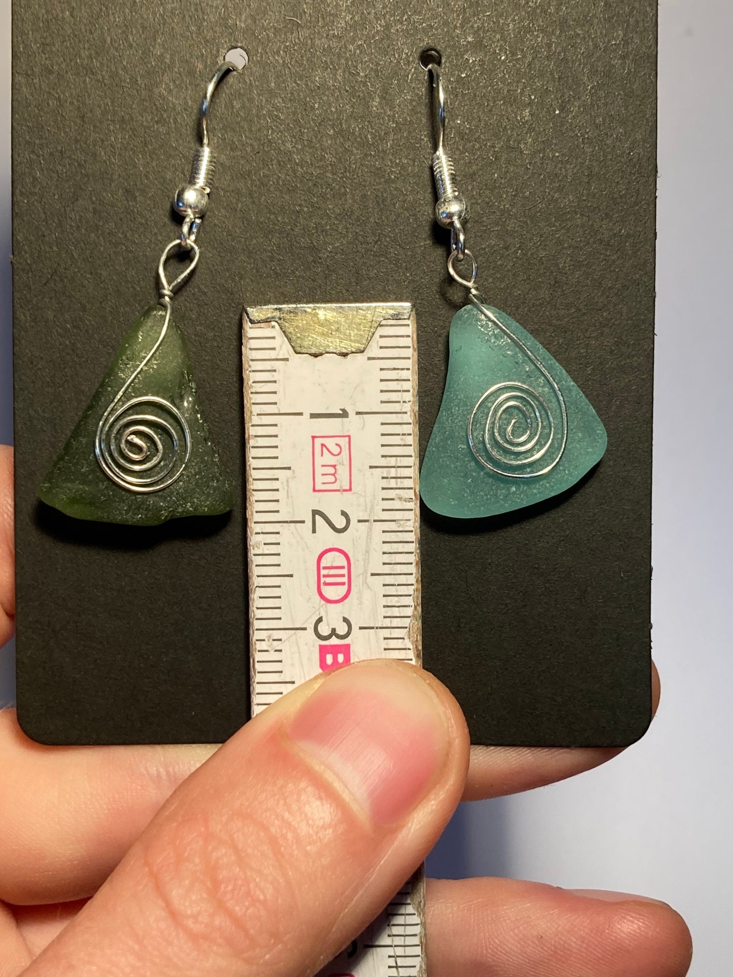 Hängeohrringe aus grünem blauem Seeglas (2 cm) mit Spiralen